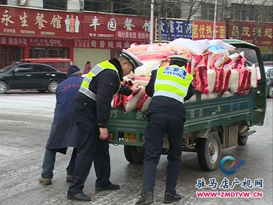 雨雪天氣路滑難行，交警提醒安全出行3.JPG