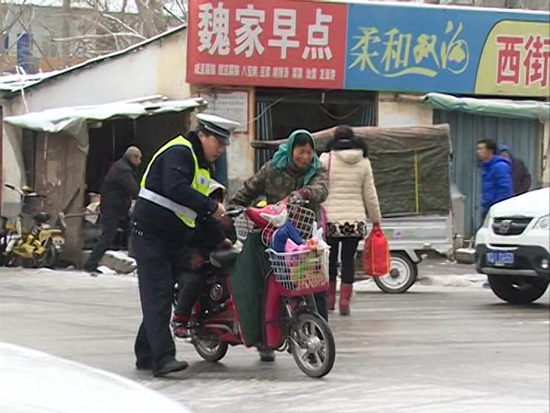 雨雪天氣路滑難行，交警提醒安全出行1.JPG