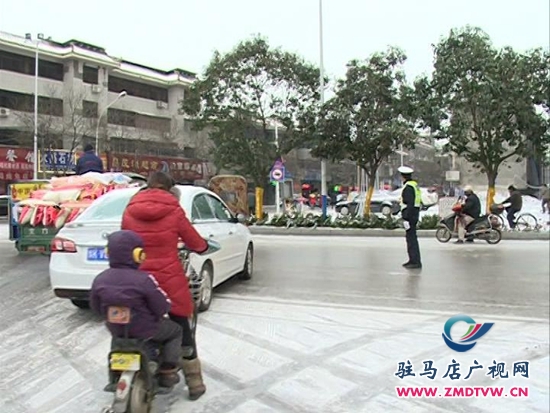 雨雪天氣路滑難行，交警提醒安全出行2.JPG