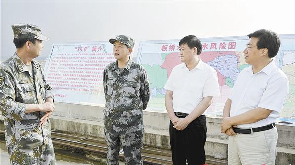 省軍區(qū)司令員盧長(zhǎng)健檢查我市防汛工作