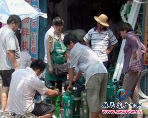 汝南縣農(nóng)民踴躍購(gòu)買抗旱機(jī)具 積極抗旱保秋收