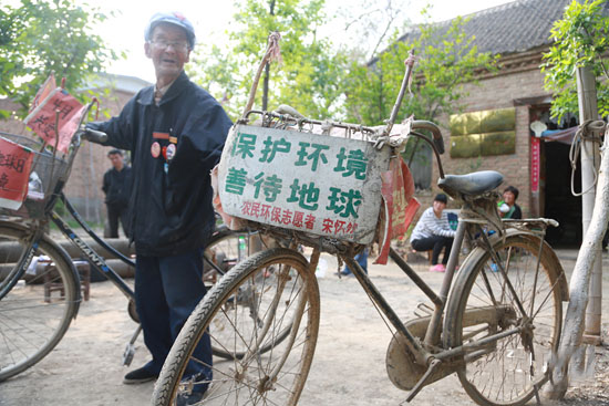 這是老人騎報(bào)廢的一輛自行車(chē).jpg