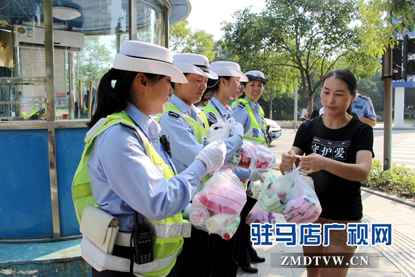 慰問一線女民警.JPG