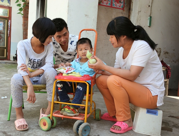 請大家伸出援助之手,救救這個腦癱患兒