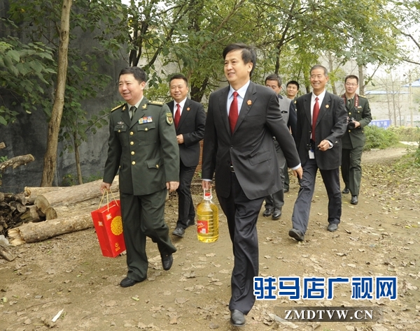 【01】中部戰(zhàn)區(qū)鄭州軍事法院院長劉衛(wèi)國，泌陽縣人民法院院長孫亞軒帶著禮物，來到盤古鄉(xiāng)安子溝看望慰問軍人家屬.jpg