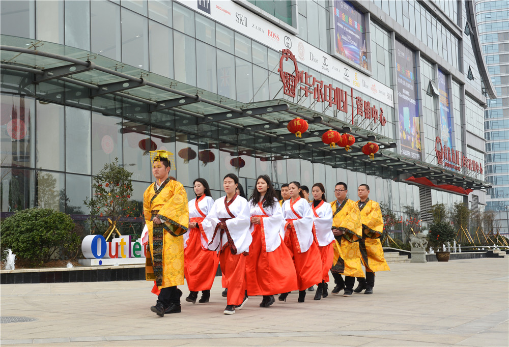 駐馬店華爾中心驚現(xiàn)漢服營銷中心，到訪者可合影“穿越”夢回漢朝