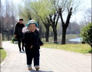 大風(fēng)過后,今日又回歸晴好天氣。不少市民來到公園踏青游玩，享受春日暖陽。