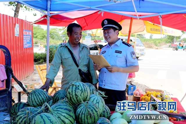 劉獻(xiàn)偉走訪瓜農(nóng)，瓜農(nóng)稱對轄區(qū)安全感非常滿意1.jpg