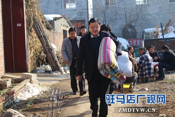 古塔街道黨工委書記施惠杰（前一）、街道辦事處主任張冬（左一）到村里慰問困難殘疾人.JPG