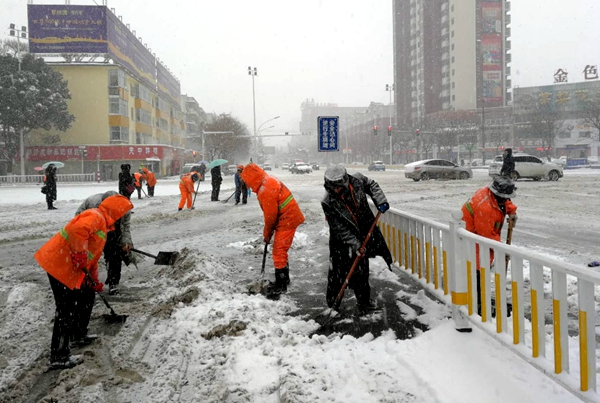 環(huán)衛(wèi)工人冒雪清掃保暢通