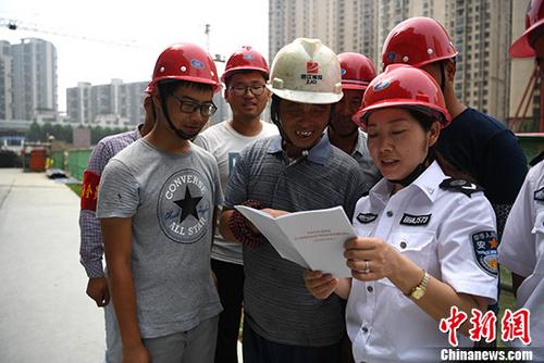 資料圖：安監(jiān)辦工作人員進(jìn)工地給農(nóng)民工普及安全生產(chǎn)知識。<ahttp://www.chinanews.com/'>中新社</a>記者 韓蘇原 攝