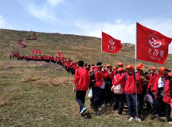 駐馬店市實(shí)驗(yàn)中學(xué)組織千余名學(xué)生春游踏青