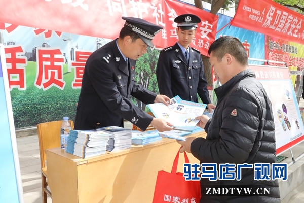 圖為民警向過往群眾講解法律法規(guī)2.JPG