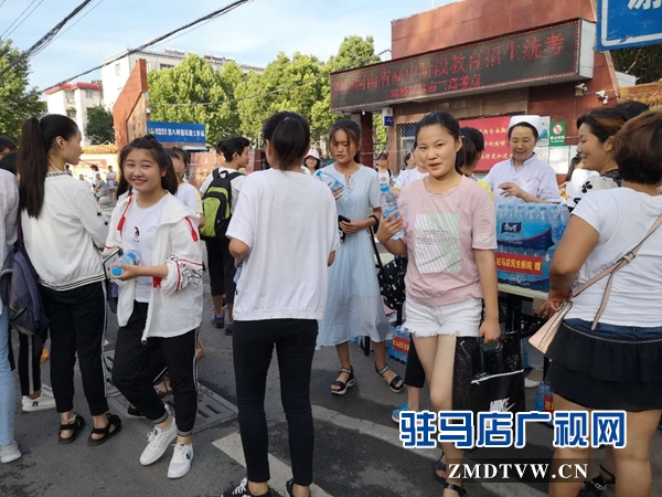 駐馬店民生醫(yī)院愛心送水 祝福考生“水到渠成”