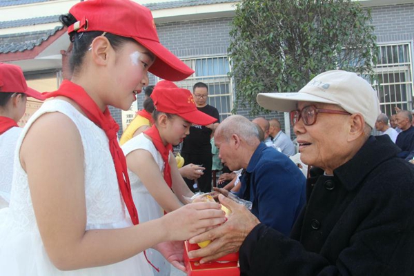 中秋佳節(jié)志愿行 二十七小獻真情