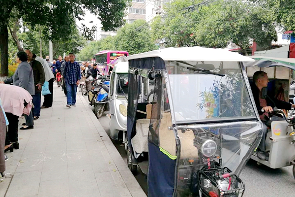 電動車霸路 市民出行受阻