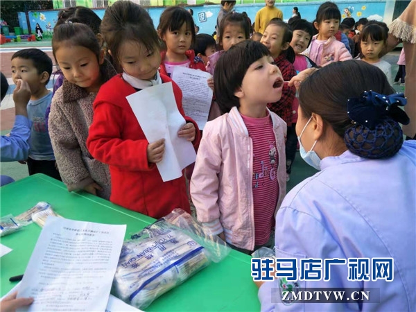 駐馬店市口腔醫(yī)院聯(lián)合駐馬店市實驗幼兒園免費為幼兒進行乳牙涂氟防齲工作