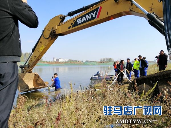 汽車夜間“飛”入河中  “蛟龍”下冷水打撈