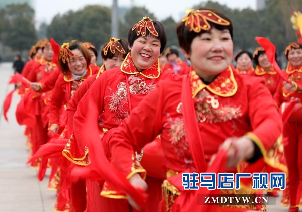 舞龍、耍獅、扭秧歌 駐馬店民間藝術展演吸引數千市民圍觀