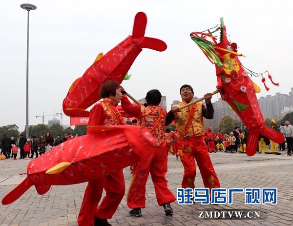 舞龍、耍獅、扭秧歌 駐馬店民間藝術展演吸引數千市民圍觀