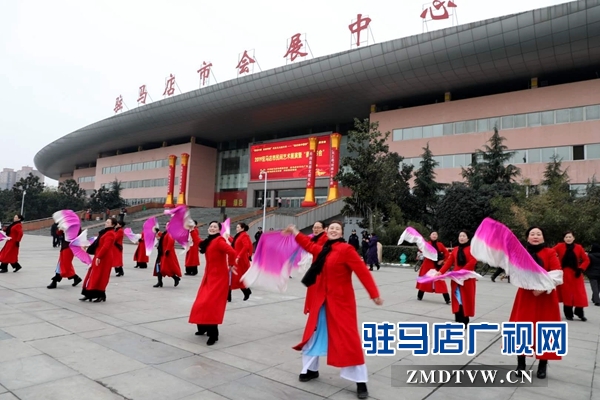 舞龍、耍獅、扭秧歌 駐馬店民間藝術展演吸引數千市民圍觀