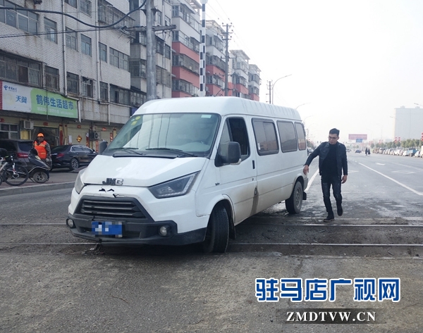  道路長(zhǎng)期坑洼不平 市民過(guò)往“步步驚心”