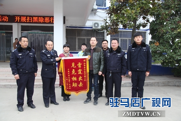  兩口生氣欲點燃加油站 交警奮不顧身攔截阻止 