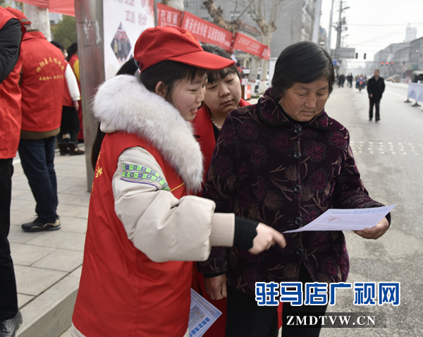  泌陽(yáng)縣法院開展“雷鋒日普法宣傳服務(wù)”活動(dòng)