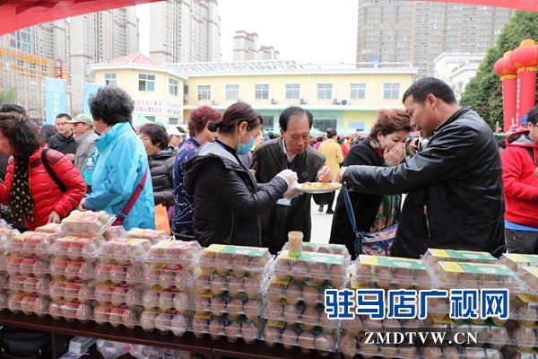 800名北京游客游覽嵖岈山、皇家驛站、天中老街等景區(qū)后爭(zhēng)相搶購(gòu)駐馬店名優(yōu)土特產(chǎn)