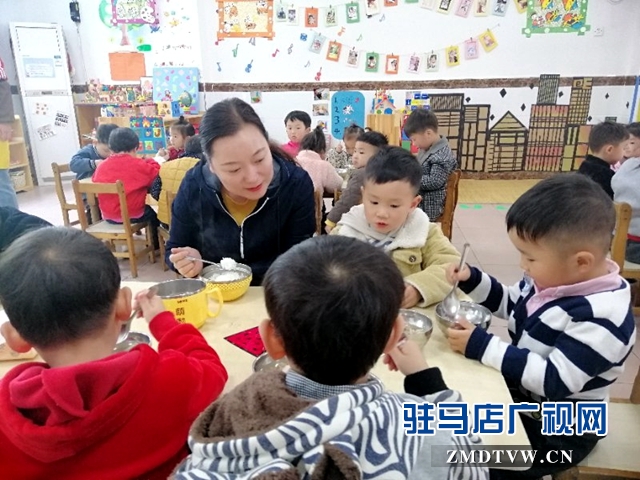 駐馬店市各中小學(xué)幼兒園積極實(shí)行集中用餐陪餐制度