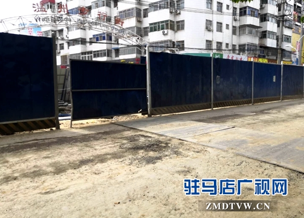 風(fēng)光路拆除圍擋后路面依舊坑洼 市民期盼再修復(fù)