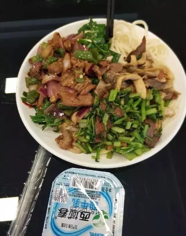 深夜食堂：攢勁弟弟帶你吃！烏魯木齊十大經(jīng)典拌面館，咱新疆人就好這口... 