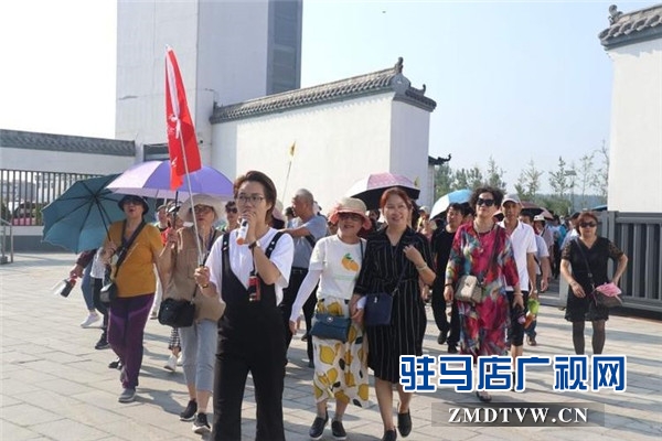 武漢旅游專列800余人赴平輿縣藍(lán)天芝麻小鎮(zhèn)觀光旅游開啟藍(lán)天芝麻小鎮(zhèn)“旅游元年”