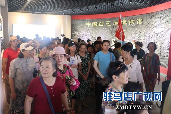 武漢旅游專列800余人赴平輿縣藍(lán)天芝麻小鎮(zhèn)觀光旅游開啟藍(lán)天芝麻小鎮(zhèn)“旅游元年”