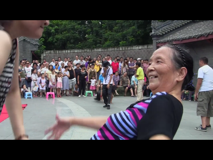 他的鏡頭記錄了公園里的每個中國人 