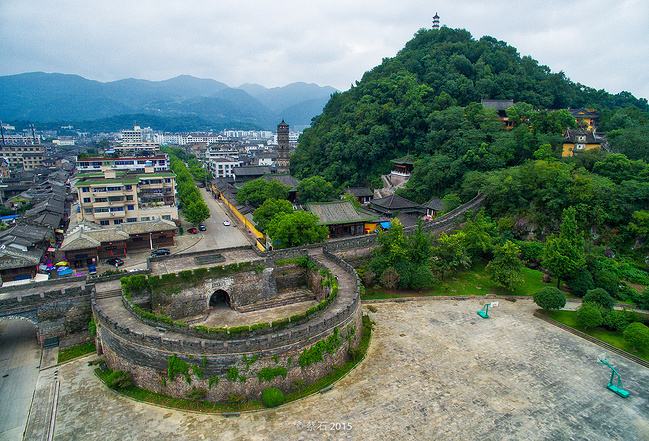 臺風(fēng)侵襲臨海古城：當(dāng)古建筑遭遇洪水猛獸，我們該如何應(yīng)對？ 