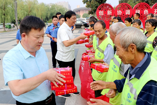 愛(ài)心企業(yè)送月餅  感恩城市美容師