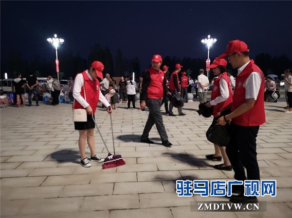 鵬宇集團志愿者到駐馬店國際會展中心開展衛(wèi)生打掃志愿服務(wù)獲點贊