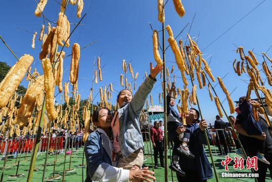 竹竿上“長”油條，洛陽民眾“摘”油條慶豐收