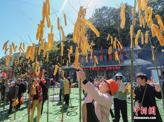 竹竿上“長”油條，洛陽民眾“摘”油條慶豐收