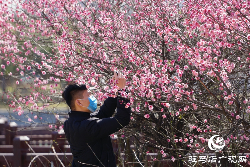 摘掉口罩，露出笑臉