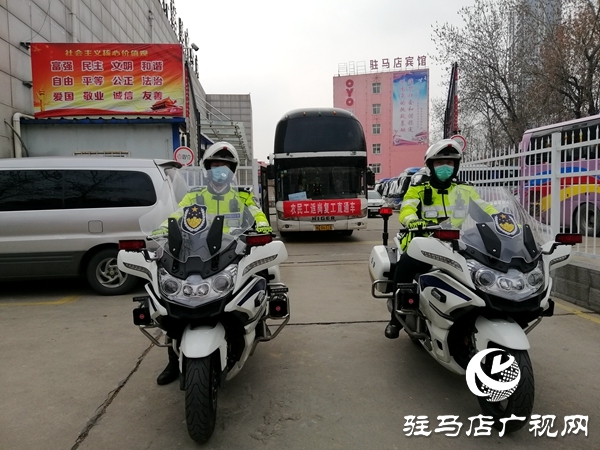 市交警摩托機動大隊為復(fù)工返崗人員保駕護航