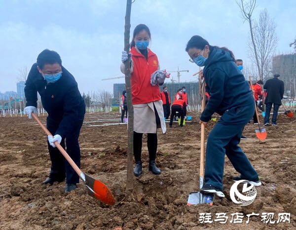 陳星 朱是西等市領(lǐng)導(dǎo)與廣大干群一起參加植樹造林活動(dòng)