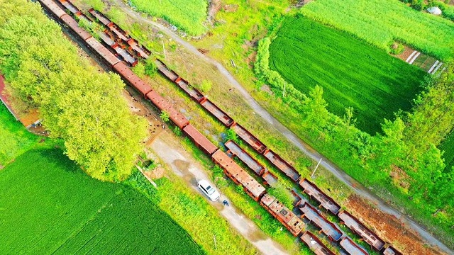 十多年的停運(yùn)已經(jīng)讓這一列客車(chē)銹跡斑斑。