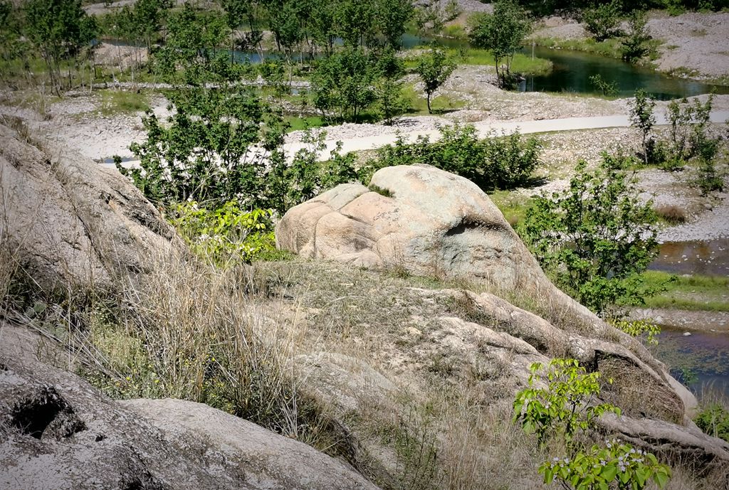 泌陽(yáng)縣下碑寺，驚現(xiàn)天然“開”字石……