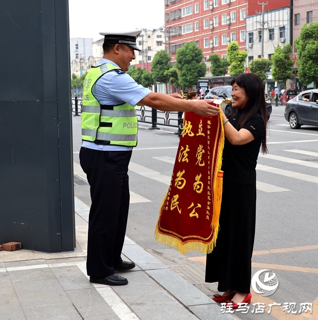 暖心！群眾將錦旗送到崗位上