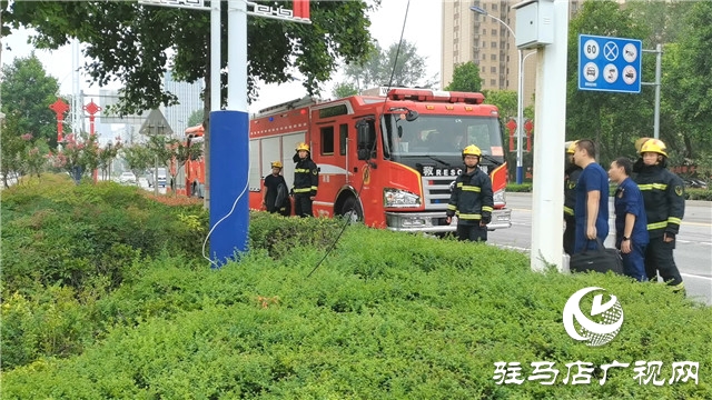 駐馬店文明路上高壓分變箱突然冒煙起火