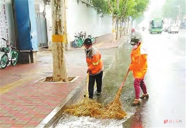 雨中，那些平凡的身影