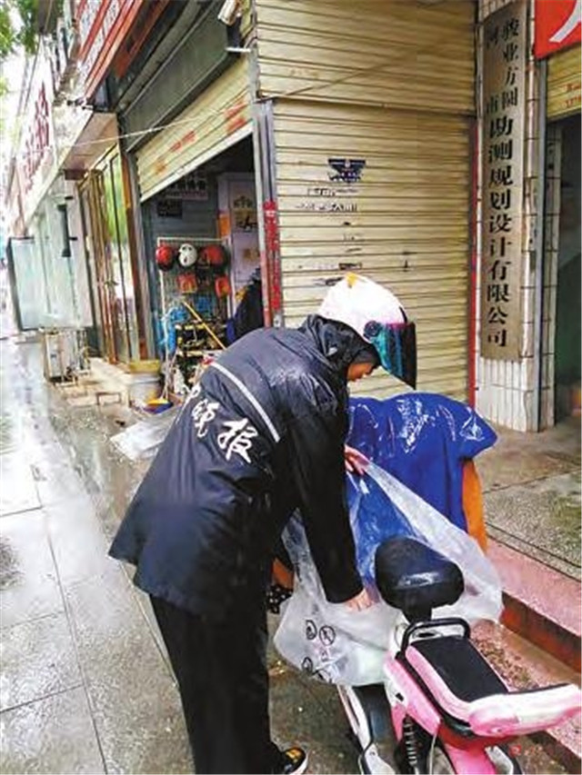 雨中，那些平凡的身影