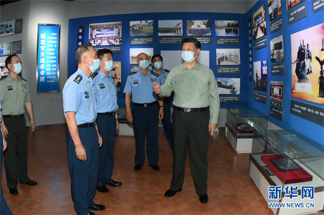 習近平八一前夕視察空軍航空大學時強調(diào) 深化改革創(chuàng)新 不斷提高辦學育人水平 向全體人民解放軍指戰(zhàn)員武警部隊官兵民兵預備役人員致以